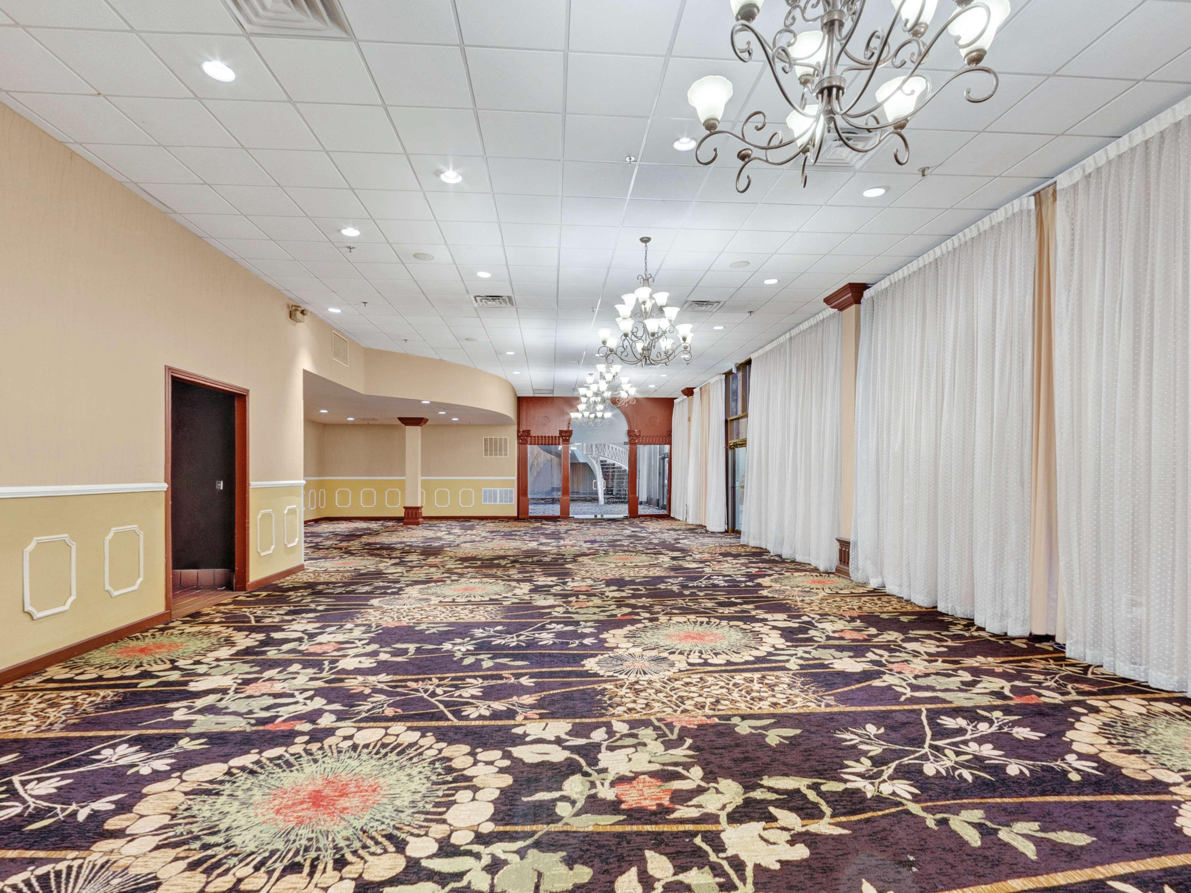 Doubletree By Hilton Шарлотсвил Екстериор снимка